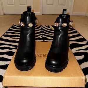 Brand New - Steve Madden Amulet, Black Leather with Lug Sole